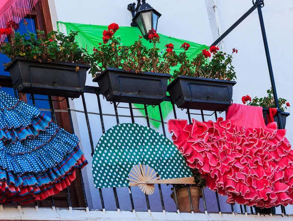 Traditionella spanska kläder, hus dekoration — Stockfoto