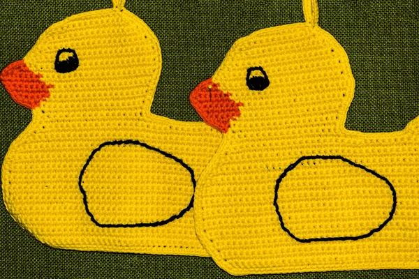 Crochet potholder, yellow ducks — Stock Photo, Image