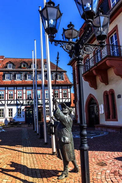 Linterna escultura más ligera en el centro medieval de la ciudad de Gelnhausen, Alemania —  Fotos de Stock