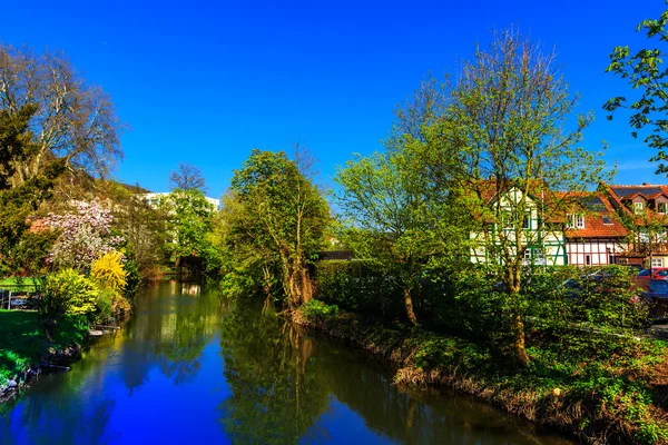 春景与在 gelnhausen，德国的河 — 图库照片