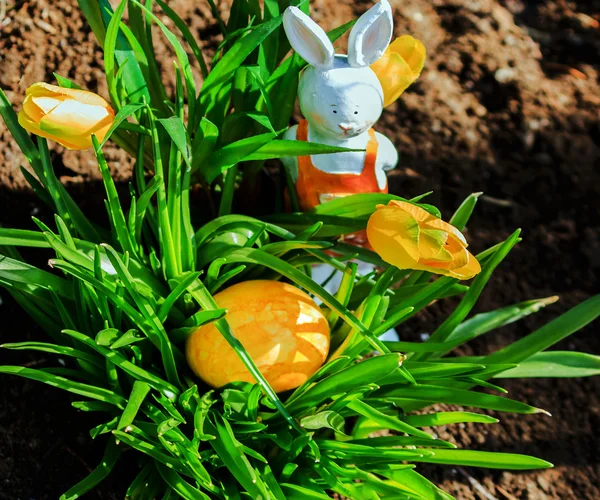 Yellow Easter egg in a garden — Stock Photo, Image