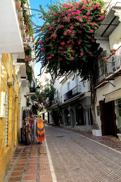 En lugn gränd i gamla stan i marbella, Spanien — Stockfoto