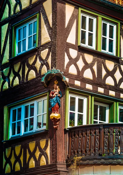 Casa de entramado de madera en Lohr am Main en Spessart Mountains, Alemania — Foto de Stock