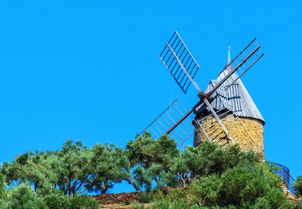 Historický mlýn v zátoce collioure, jižně od Francie — Stock fotografie