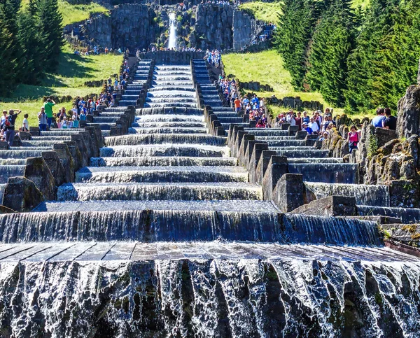 Il monumento a Ercole è un importante punto di riferimento nella città tedesca di Kassel . — Foto Stock