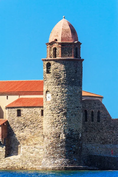 Opevněný kostel notre dame des anges v collioure, jižní Francie — Stock fotografie