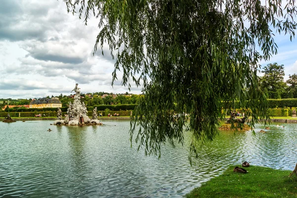 Idyllische landschap van een formele tuin met lake, kasteel Veitshoechheim, Duitsland — Stockfoto