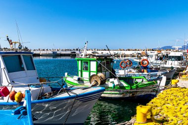 Girit Adası, Yunanistan ve Avrupa 'nın en güneydeki kenti olan Ierapetra limanına demirlemiş balıkçı tekneleri.