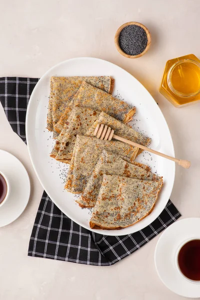 Crepes finos con semillas de amapola. — Foto de Stock