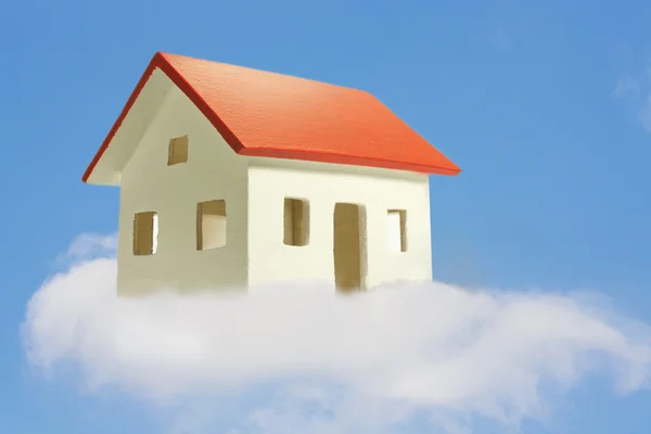 Huis in de wolken — Stockfoto