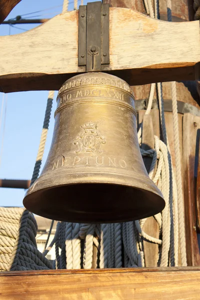Bell op een galjoen — Stockfoto