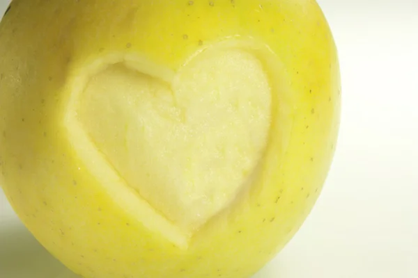 Corazón tallado en una manzana —  Fotos de Stock
