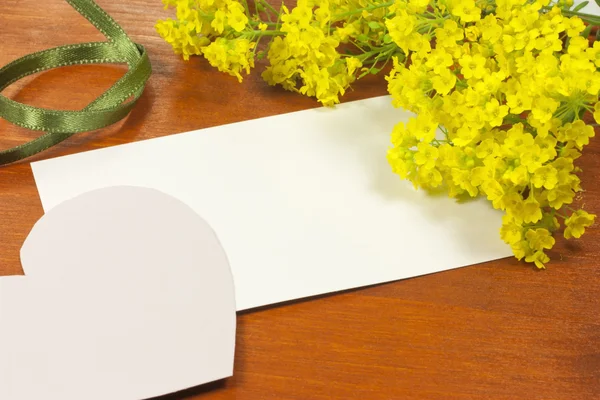 Tarjeta blanca con flores — Foto de Stock