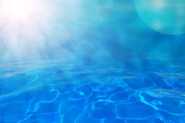 Água azul com luz solar — Fotografia de Stock