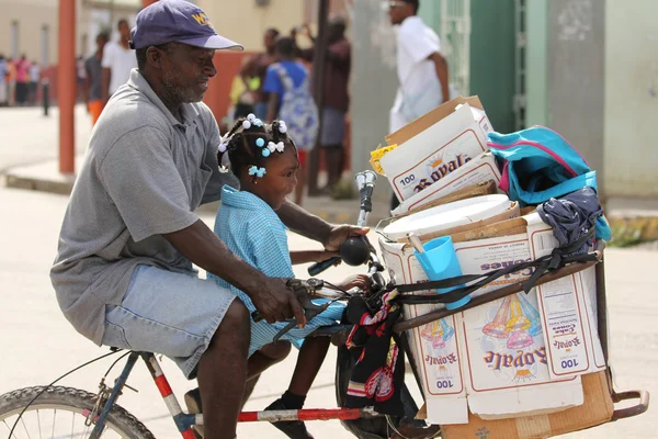 Man med dotter ridning cykel — Stockfoto