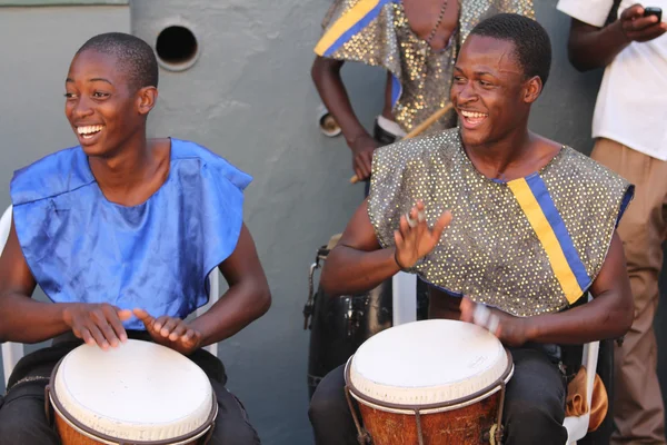 Artistas callejeros jamaicanos tocando la batería de Bongo — Foto de Stock