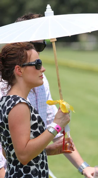 Vrouwelijke toeschouwer in het polo — Stockfoto