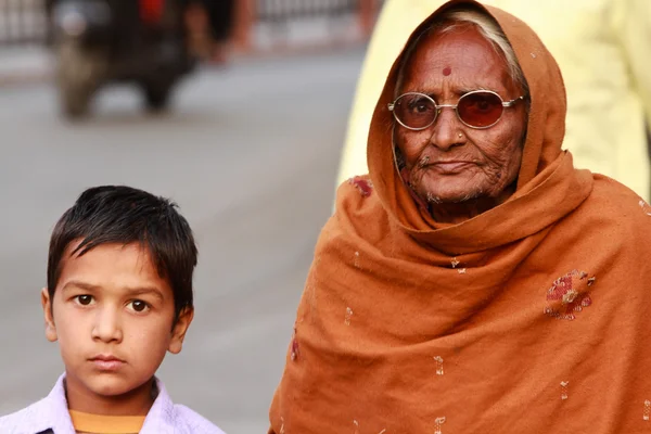 Abuela y niño indio — Foto de Stock