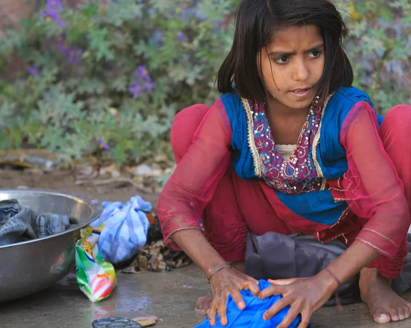 India chica lavado ropa — Foto de Stock