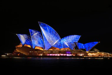 Sydney opera binası gece canlı ışık Festivali