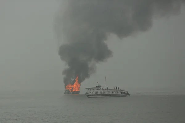 Önemsiz tekne deniz yanma