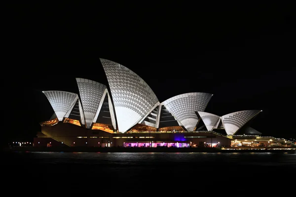 Sydney opera binası gece canlı ışık Festivali