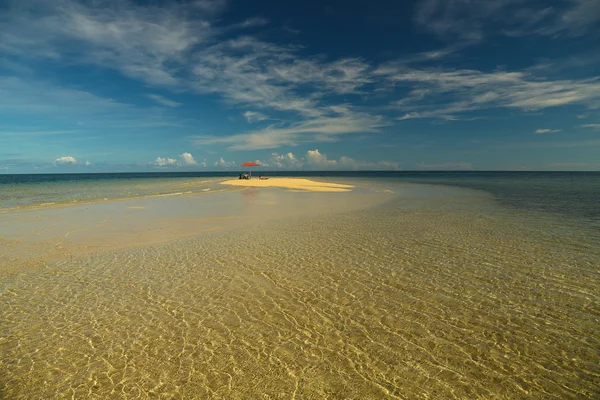 Umbrela de pe Insula Desertată — Fotografie, imagine de stoc