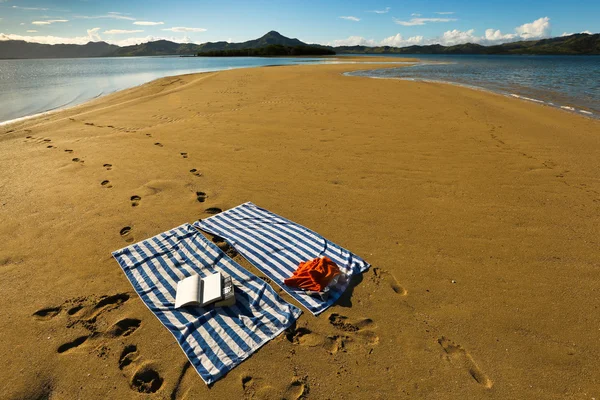 Towels on Deserted Island — Stock Photo, Image
