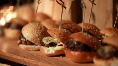 Hamburger kaydırıcıları ahşap rustik kesme tahtası.