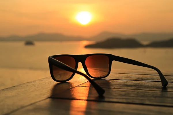 Zonnebril bij zonsondergang — Stockfoto