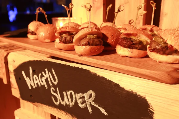 Hamburger kaydırıcıları ahşap rustik kesme tahtası.