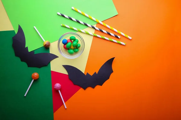 Paper Halloween decorations and candy on colored paper background. The concept of Halloween. Flat lay, top view — Stock Photo, Image