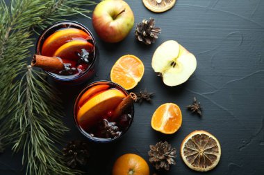 Noel sıcak şarabını portakallı, ballı, tarçınlı ve yıldızlı anason soslu sıcak bardakta. Baharatlı sıcak içecek. Mevsimlik sıcak içecek. Üst görünüm.