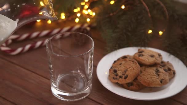 Galletas y leche para Santa Claus. Navidad. Humor festivo — Vídeos de Stock