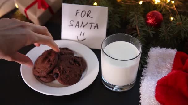 Sušenky a mléko pro Santa Clause na pozadí okna. Vánoce. Slavnostní nálada — Stock video