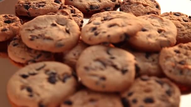 Kekse mit Schokoladenchips drehen sich auf einem goldenen Tablett — Stockvideo