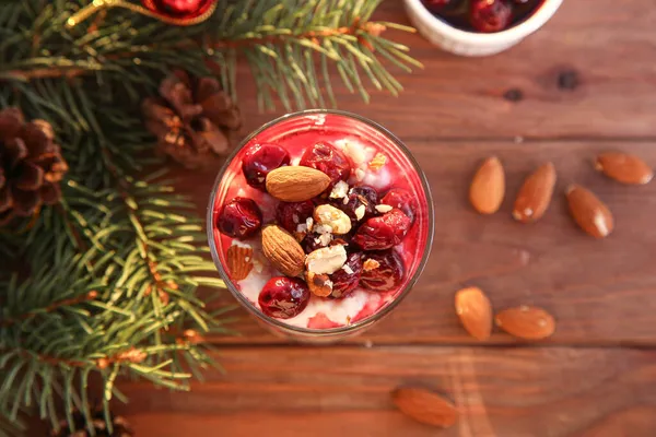 Jul ris pudding med mandel och körsbär på trä bakgrund. Risalamande — Stockfoto
