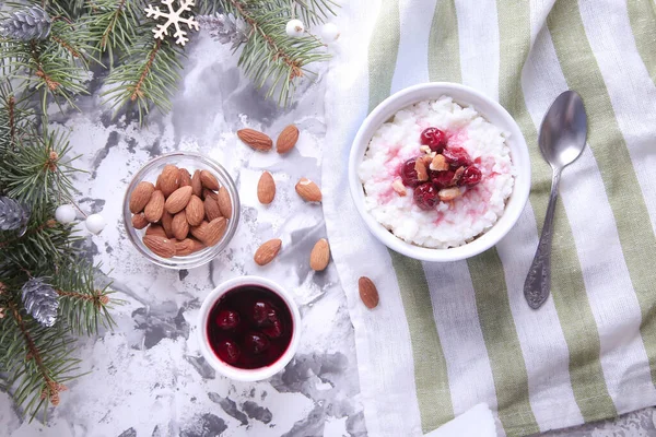 Christmas rice pudding with almonds and cherries on a light background. Risalamande — Stock Photo, Image