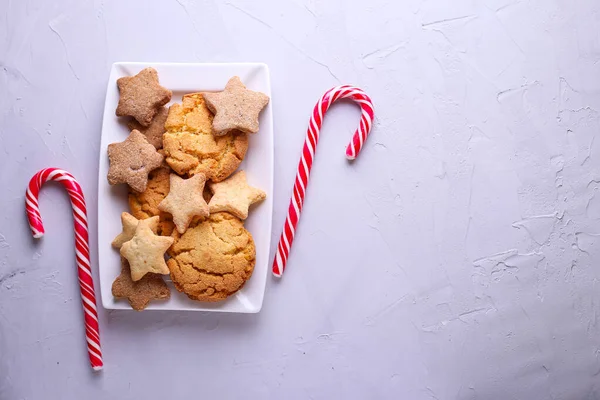 テキストのための場所とグレーの背景にクリスマスのお菓子 — ストック写真