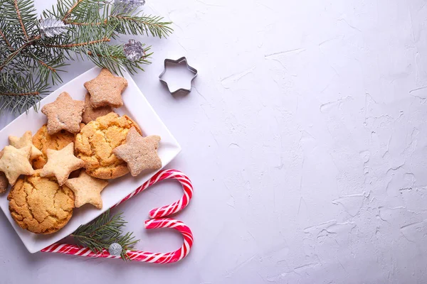 Galletas de Navidad sobre fondo gris — Foto de Stock