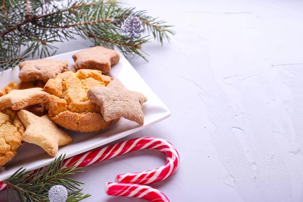 テキストのための場所とグレーの背景にクリスマスのお菓子 — ストック写真