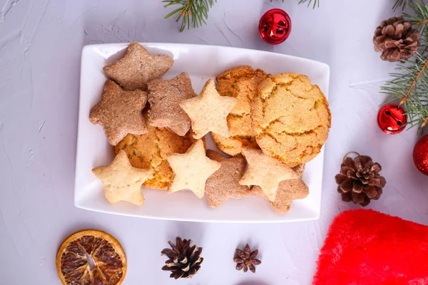 灰色の背景にクリスマスのお菓子。クリスマスのためのクッキーとキャンディーの缶 — ストック写真