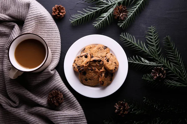 チョコレートチップクッキーとクリスマスのココア トップ表示 — ストック写真