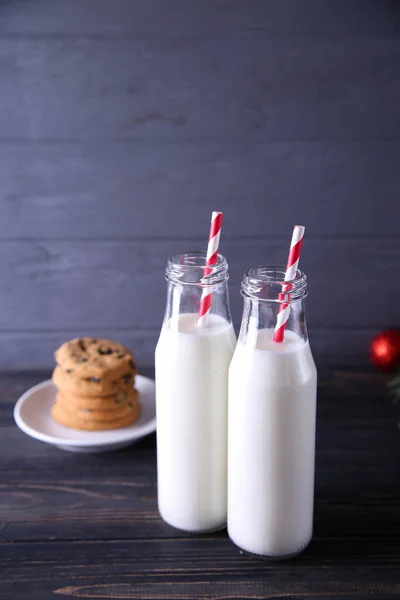 Mjölk Och Kakor För Santa Grå Bakgrund — Stockfoto