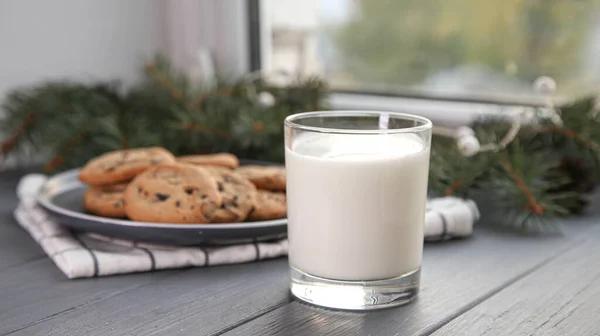 窓のサンタクロースのためのクリスマスのためのクッキーとミルク — ストック写真