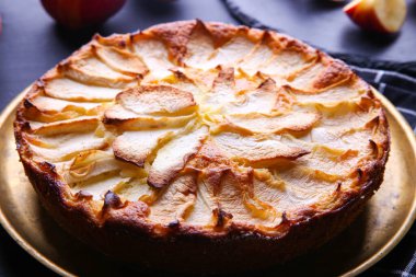 Elmalı turta, arka planda altın bir tabakta..