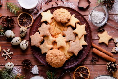 Ahşap zemin üzerinde Noel kurabiyeleri için malzemeler.