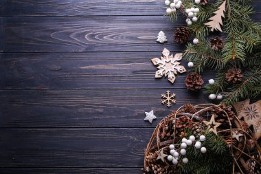 Ahşap zemin üzerinde ladin dalları olan kompozisyon ve metin için yer. Noel kompozisyonu.