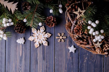 Ahşap arka planda ladin dalları olan kompozisyon. Noel kompozisyonu