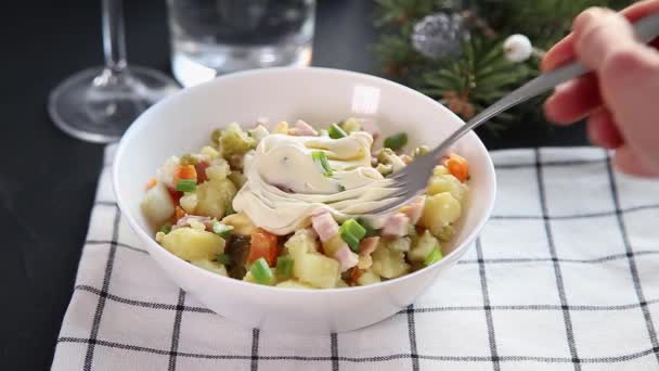 Traditionele Russische salade Olivier voor Kerstmis en Nieuwjaar. Close-up zicht — Stockvideo